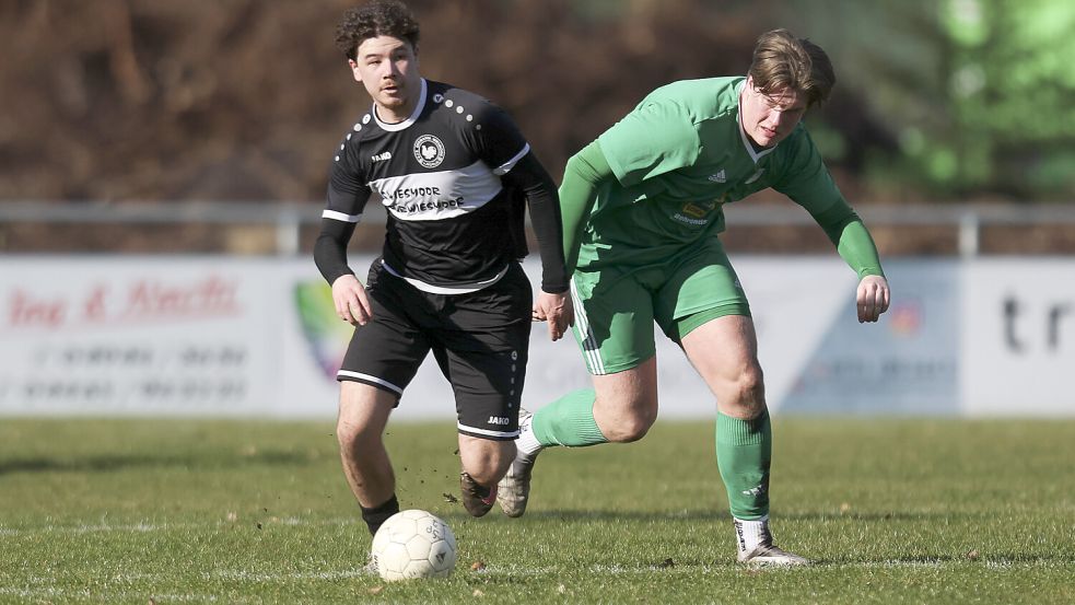 Der VfB Germania Wiesmoor (am Ball Enrico Trinh) nutzte beim SV Wallinghausen (grünes Trikot Jasper Mühlenbrock) die Chancen nicht. Foto: Jens Doden, Emden
