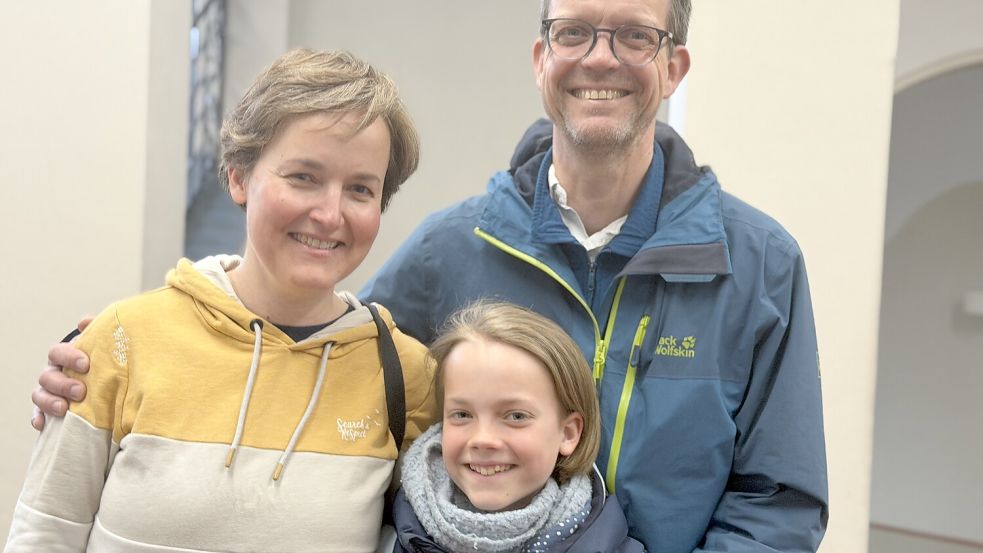 Eine von vielen Familien, die sich für eine smartphonefreie Klasse am Osnabrücker Ratsgymnasium entschieden haben: Kathrin (links) und Steffen Dambach mit Tochter Henrieke. Foto: Matthias LIedtke