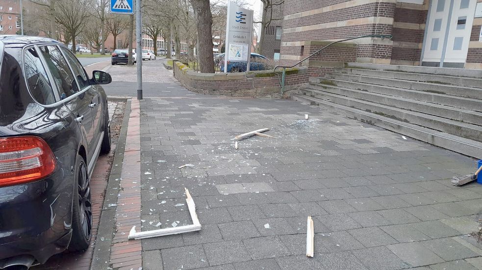 Der Fenstersturz von Emden: Hier ist ein Flügel aus einem Fenster des Verwaltungsgebäudes auf den Gehweg in der Ringstraße gefallen. Foto: Stadt Emden