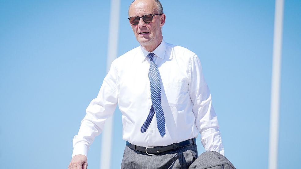 Bundeskanzler Friedrich Merz (CDU) – hier auf dem Weg zu einem Flugzeug für eine Reise nach Zypern am 23. April 2026 – wird in Emden zur Maritimen Konferenz erwartet. Foto: Kay Nietfeld/dpa