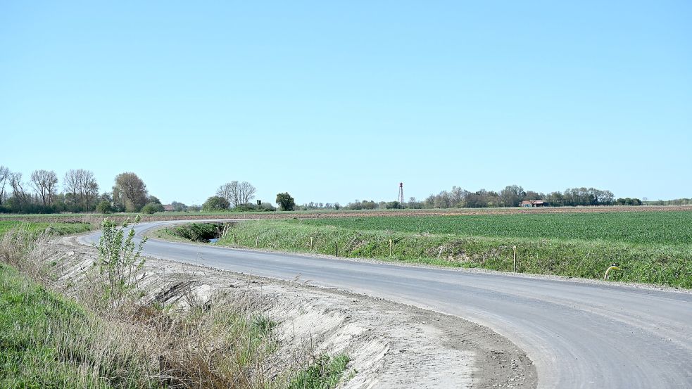 Die Leeshauser Straße in Hamswehrum wurde saniert. Im Hintergrund ist der Campener Leuchtturm zu sehen. Foto: Heinz Wagenaar