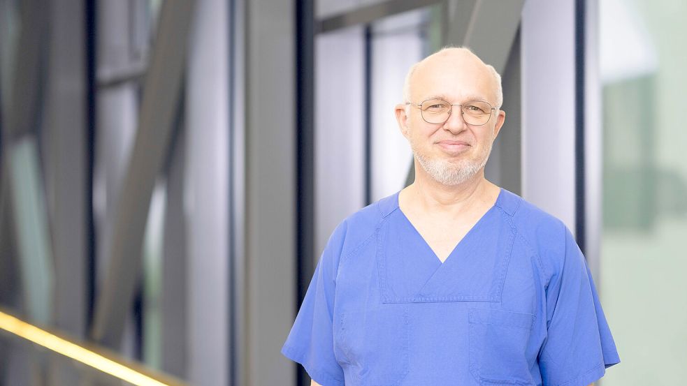 Dr. Klaus Kogelmann arbeitet als Anästhesist am Klinikum Leer. Der Rheiderländer kämpft politisch gegen den Ärztemangel. Foto: Klinikum Leer