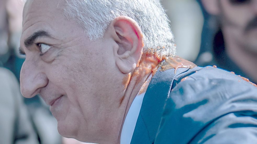 An Hals und Schulter bespritzt: Reza Pahlavi. Foto: Michael Kappeler/dpa