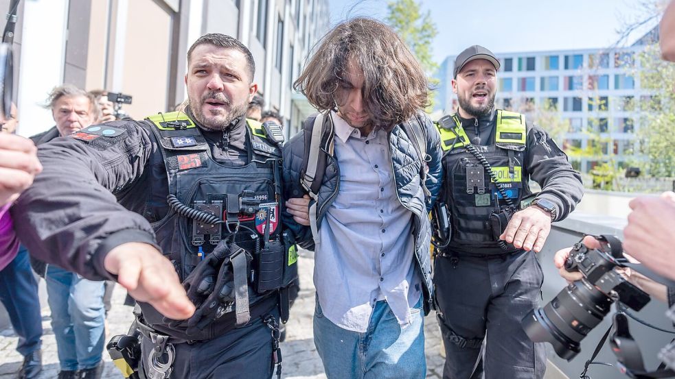 Der Mann wurde abgeführt. Foto: Michael Kappeler/dpa