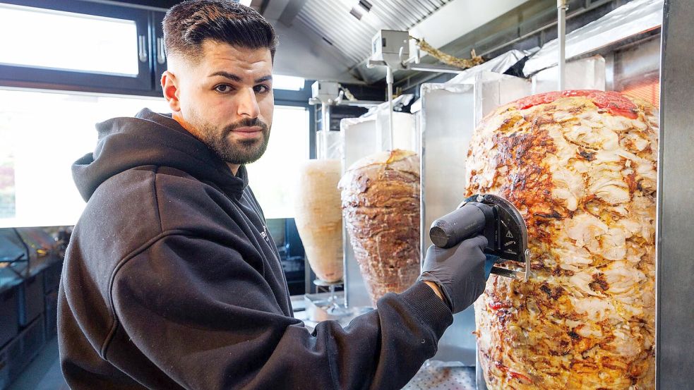Firmenchef Sergen Kolcu bei der Arbeit. Foto: Friso Gentsch