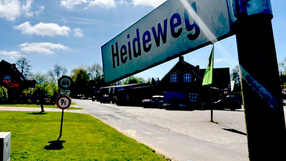 Die Diebe wollten mit einem Transporter über den Heideweg flüchten. Doch dort fuhren sich die Männer mit ihrem Transporter fest. Foto: Carsten Ammermann