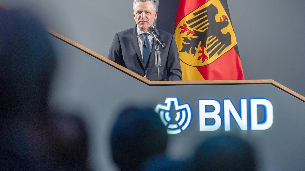 Der für die Geheimdienste zuständige Kanzleramtschef Thorsten Frei (CDU) verspricht dem BND den nötigen Instrumentenkasten für dessen künftige Aufgaben. Foto: Michael Kappeler/dpa