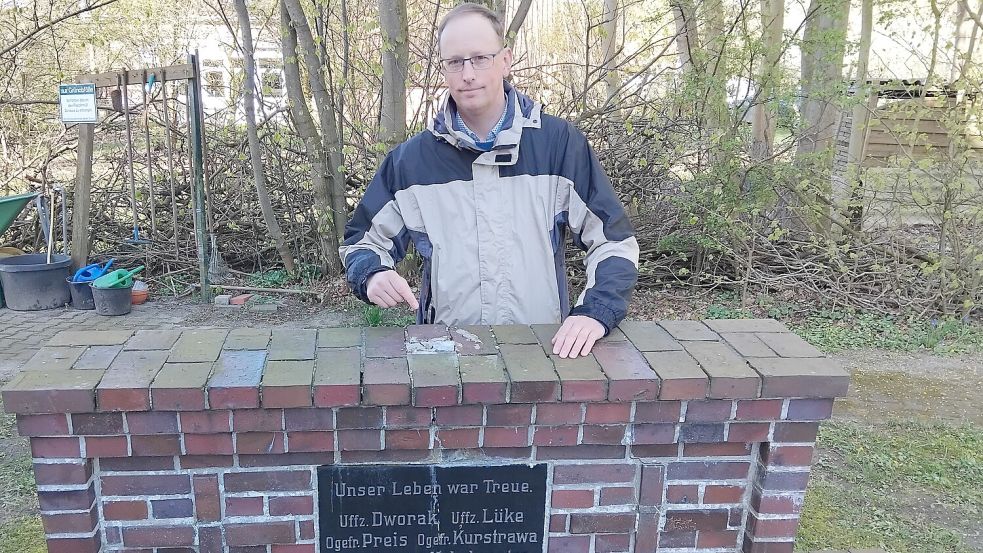 An dieser Stelle war der Soldatenhelm samt Stange am Ehrengrab befestigt.