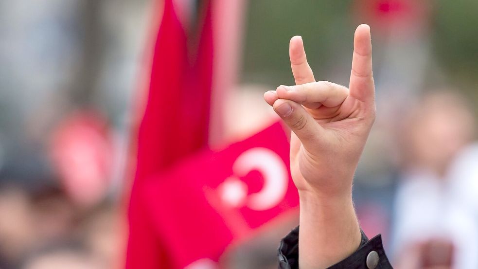 Der sogenannte „Wolfsgruß“ gilt als Erkennungszeichen türkischer Nationalisten. Foto: Peter Kneffel/dpa