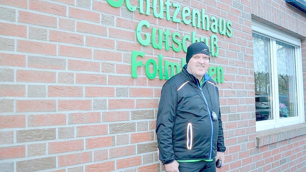 Rolf Schneider – hier vor dem Vereinsheim des Schützenvereins Gut Schuß Folmhusen - ist Trainer des Lauftreffs, der zum Schützenverein gehört.