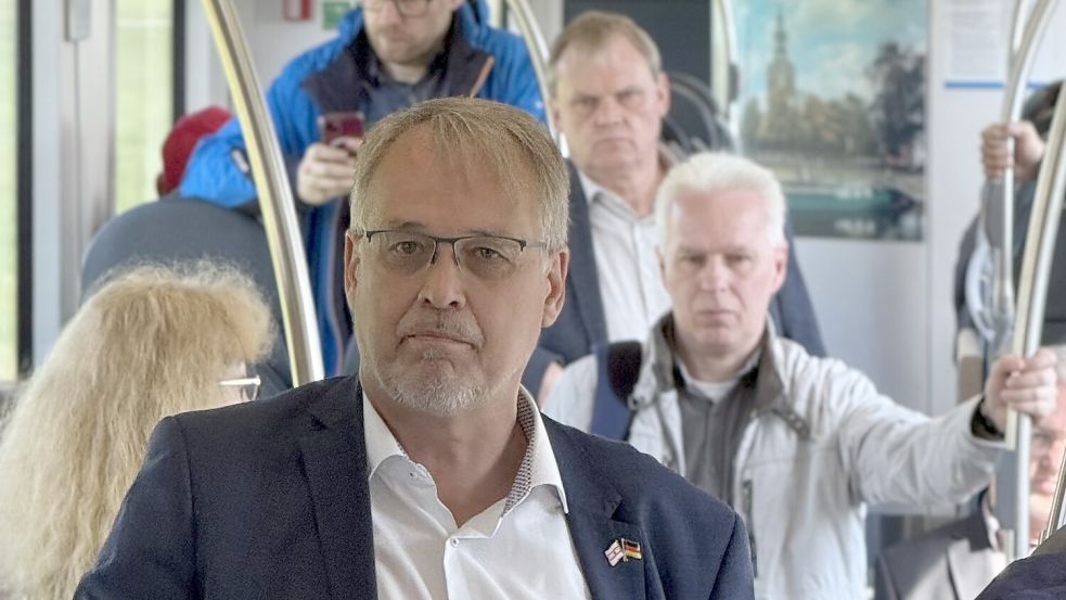 Kommt nach Aurich: Der Bentheimer Bahn-Vorstand Joachim Berends. Im Hintergrund ist unter anderem der Südbrookmerlander Bürgermeister Thomas Erdwiens zu sehen. Foto: Stadt Aurich