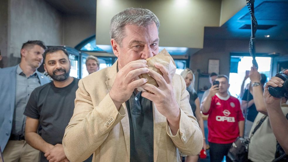 Die Weltlage sei ernst geworden - das will Bayerns Ministerpräsident Markus Söder (CSU) künftig auch bei seinen Social-Media-Auftritten berücksichtigen - und nicht mehr ganz so viele Döner-Fotos posten (Archivbild). Foto: Peter Kneffel/dpa