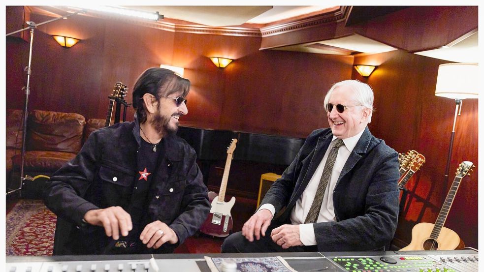 Die Arbeit an „Look Up“ mit T Bone Burnett machte dem Ex-Beatle Ringo Starr (links) so viel Spaß, dass er jetzt nachlegt. Foto: Scott Ritchie/Universal Music/dp