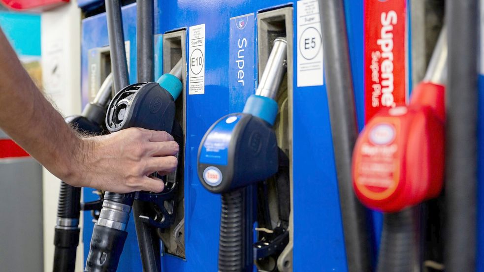 An der Zapfsäule soll es günstiger werden. Foto: Lennart Preiss