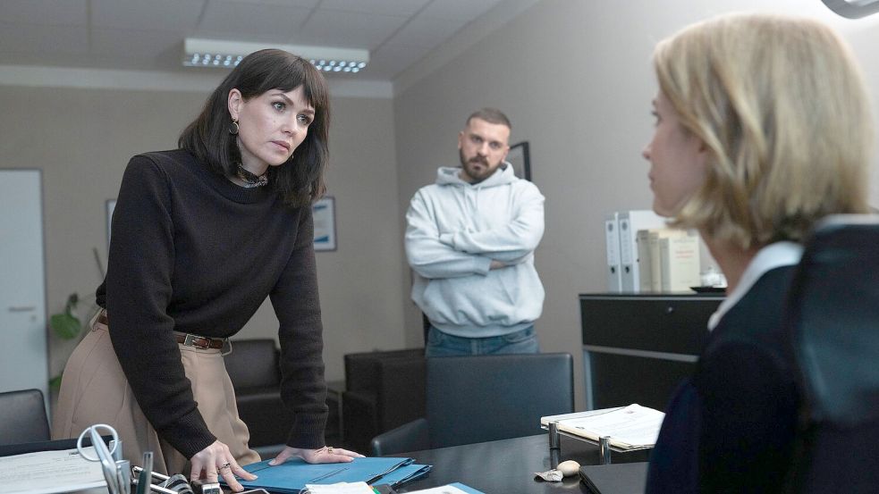 Szene aus „Tatort: Dunkelheit“ vom Hessischen Rundfunk (hr): Maryam Azadi (Melika Foroutan), Hamza Kulina (Edin Hasanović) und ihre Vorgesetzte Sandra Schatz (Judith Engel). Foto: Daniel Dornhöfer