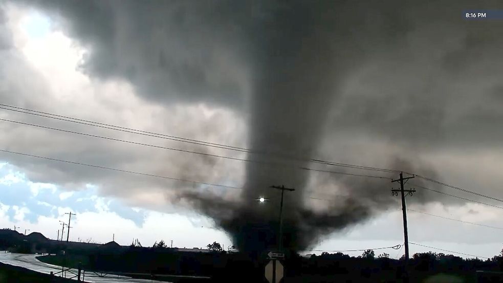 Oklahoma liegt mitten in der „Tornado Alley“ (deutsch etwa: Tornado-Gasse), wo häufig Wirbelwinde entstehen - nun fegte wieder ein großer grauer Tornado-Trichter durch Teile des Bundesstaates. Foto: Uncredited/KWTV/KOTV via AP/dpa