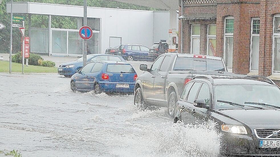 In Weener und in einigen Ortsteilen bekommen Anwohner bei starken Regenfällen mitunter nasse Füße. Die Folge der Straßenüberflutungen: vollgelaufene Keller. Foto: Tatjana Gettkowski/Archiv
