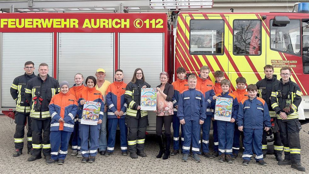 Die Jugendfeuerwehr Aurich führt auch in diesem Jahr ein Feuerwehrfahrzeug vor. Wolfgang (Sechster von links) und Ute (Neunte von links) Rieken haben bei der Organisation wieder die Fäden in der Hand. Foto: Sönke Geiken/Feuerwehr Aurich