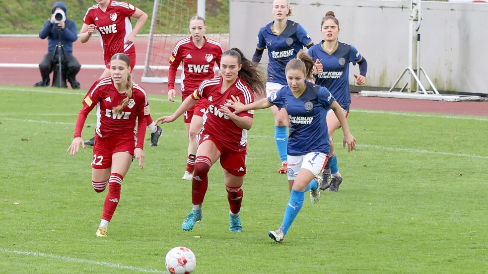 Wer macht das Titelrennen? Aurich (rote Trikots) oder Kiel? Am Sonntag kommt es vier Spieltage vor Schluss zum direkten Duell. Foto: Helmut Vortanz