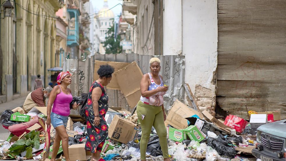 Die Armut vieler Menschen in der Hauptstadt Havanna ist im Straßenbild nicht zu übersehen. Foto: dpa/AP | Ramon Espinosa