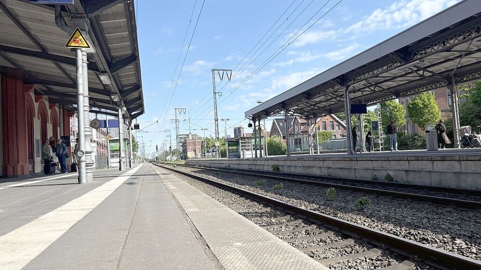 Am Bahnhof in Leer hatten sich einige Taten zugetragen, die dem jungen Mann vorgeworfen werden. Foto: Vera Vogt
