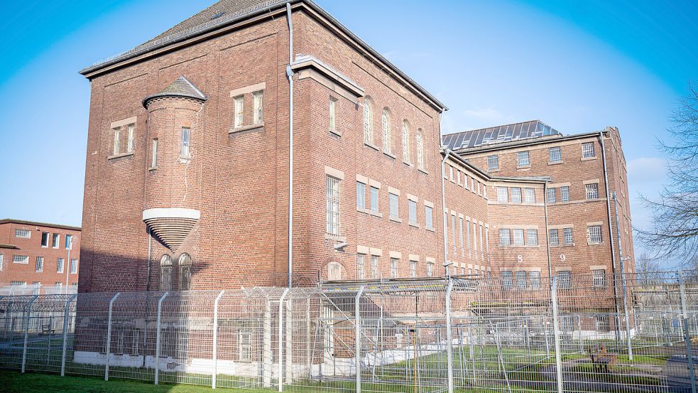 Die JVA in Bremen: 742 Insassen verbüßen hier zurzeit eine Haftstrafe. Es gibt aber nur 717 Plätze. Foto: dpa/Sina Schuldt
