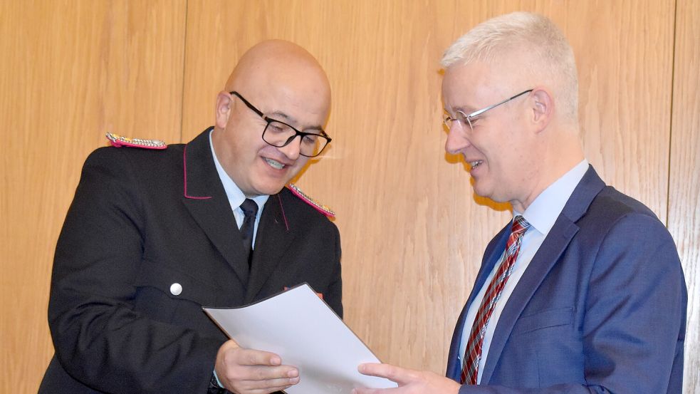 Mitte Dezember 2024 gratulierte der Leeraner Landrat Matthias Groote (rechts) dem Rhauderfehner Bernd Haskamp zum neuen Posten als Brandabschnittsleiter Süd. Jetzt ist Haskamp zurückgetreten. Foto: Henrik Zein/Archiv