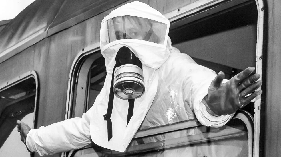 Das war Anfang der 1990er-Jahre: Gila Altmann im Strahlenschutzanzug auf dem Weg zu einer Demo gegen ein Atommüll-Endlager im Schacht Konrad bei Salzgitter.Foto: privat