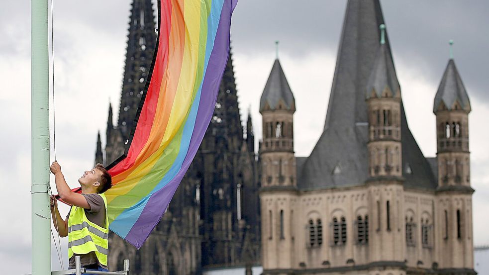 Segensfeiern für homosexuelle Paare sind in der katholischen Kirche umstritten. (Archivbild) Foto: Oliver Berg/dpa
