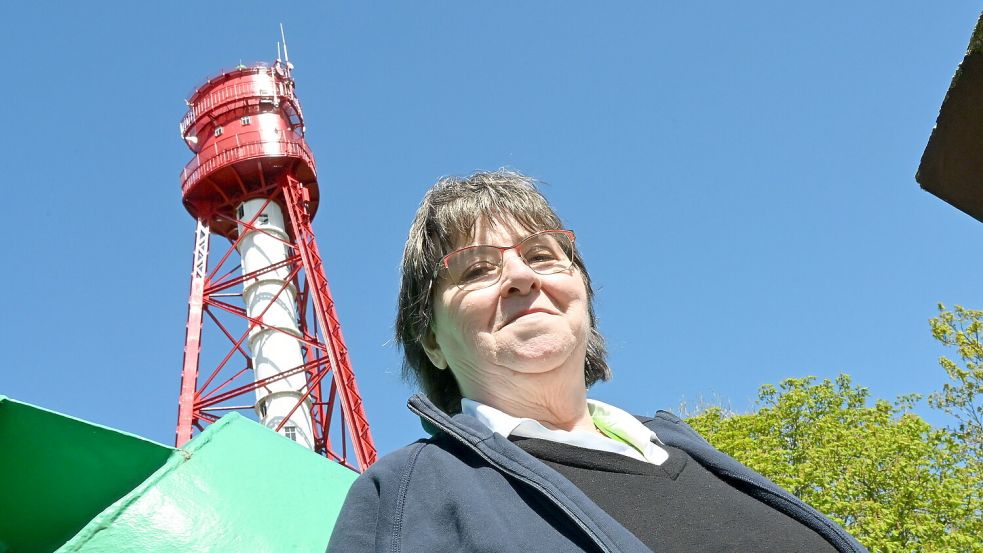Andrea Trapp-Körner liebt ihren Job am Campener Leuchtturm. Foto: Heinz Wagenaar