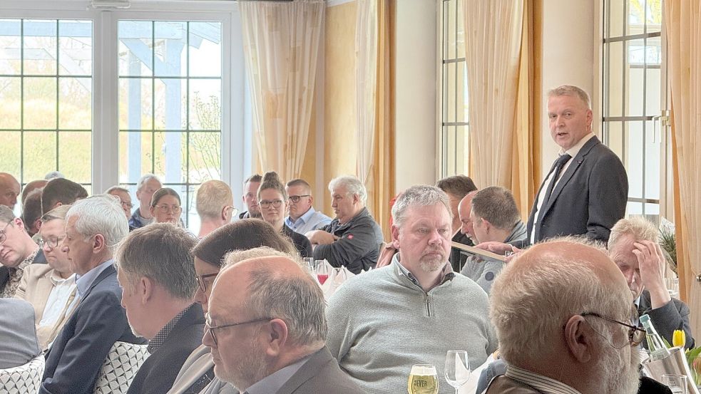 Der Leda-Jümme-Verband tagte. Oberdeichrichter Hartwig Bartels hielt eine Ansprache.