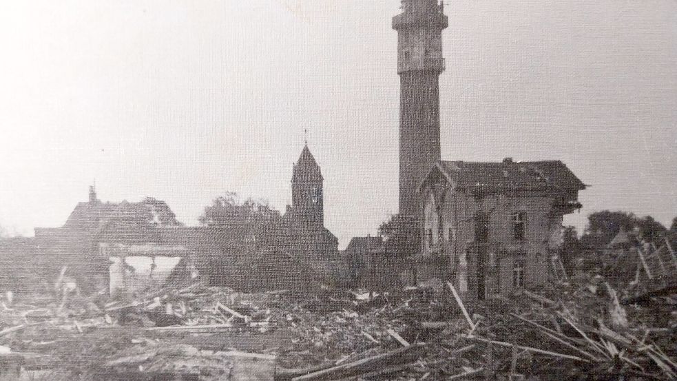 Das Inseldorf wurde durch den Angriff schwer getroffen. Die katholische Kirche gegenüber vom Leuchtturm lag in Trümmern. Bild: Inselarchiv Hans-Jürgen Jürgens
