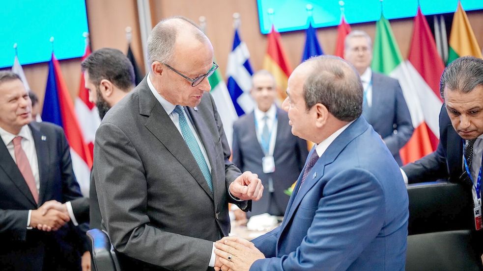 Merz und die anderen EU-Spitzen trafen sich in Zypern auch mit Spitzenvertretern aus der Nachbarschaft des Irans - hier schüttelt der Bundeskanzler Ägyptens Präsident Abdel Fattah al-Sisi die Hand. Foto: Kay Nietfeld/dpa