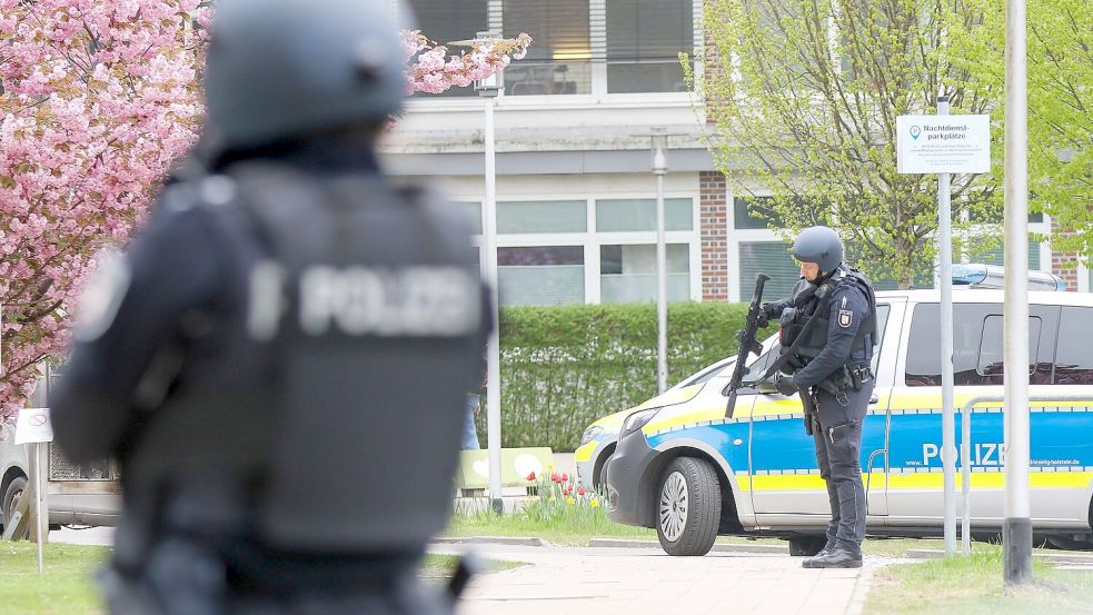 Einsatzkräfte der Polizei suchen am Krankenhaus in Pinneberg nach einer flüchtigen Person. Foto: Bodo Marks