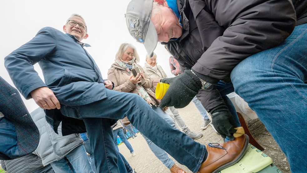 Das Schuheputzen hat auf dem Bagbander Markt schon eine lange Tradition – das hat sich auch 2026 nicht geändert. Genau wie der Markt für Landrat Olaf Meinen jedes Jahr fest eingeplant ist. Nur einmal ging es schief. Foto: Klaus Ortgies