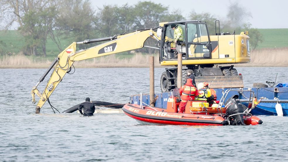 Helfer einer privaten Initiative wollen eine Rinne vom Liegeplatz des gestrandeten Wals zum tiefen Fahrwasser graben. Foto: Philip Dulian