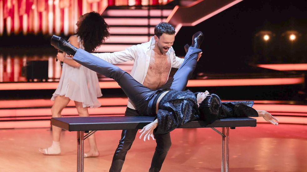 Die wohl kurioseste Szene des Abends: Jorge González und der Tisch. Foto: Rolf Vennenbernd