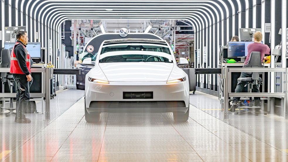 Der Elektroautobauer Tesla will in seiner Fabrik in Grünheide 1.000 Beschäftigte innerhalb weniger Monate neu einstellen. (Archivbild) Foto: Patrick Pleul