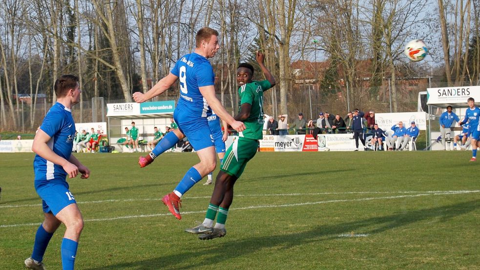 Malte Maas ( hier beim Kopfball im Spiel gegen Vechta) fällt mit einem Kreuzbandriss monatelang aus. Foto: Marco Reemts