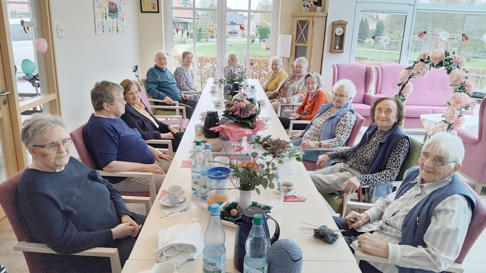 Ihren 100. Geburtstag feierte Gerda Kiesewetter (2. von rechts) mit vielen Menschen aus der Tagespflege Rhaudermoor. Foto: Clarissa Scherzer