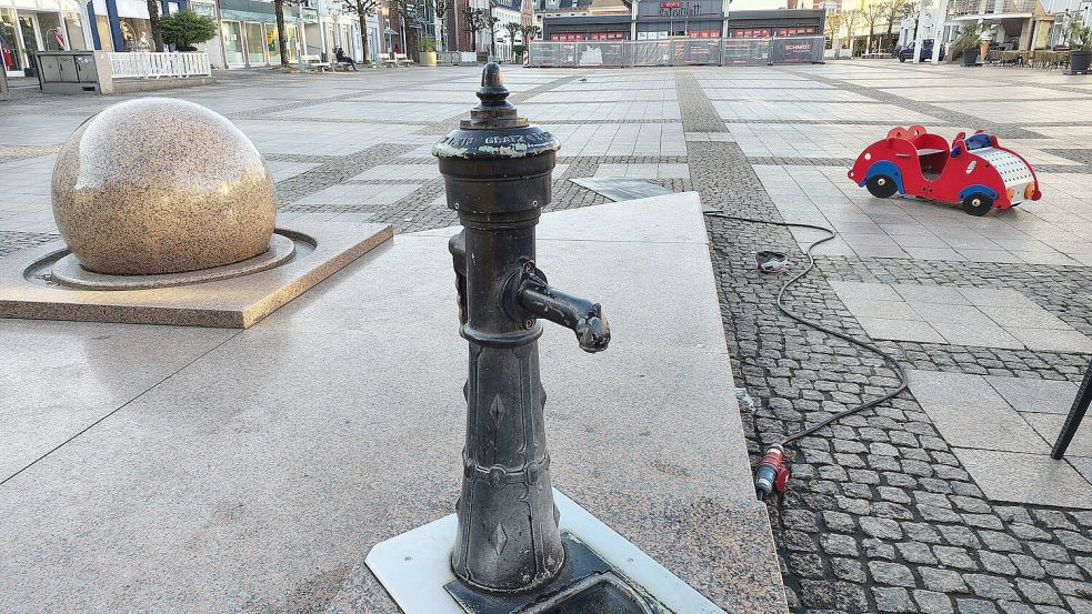 Die „Pumpe“ mit Hundetränke auf dem Auricher Marktplatz soll durch einen Trinkwasserbrunnen ersetzt werden. Foto: Karin Böhmer