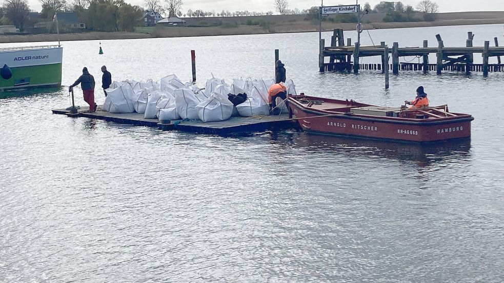 Big Bags auf dem Weg zum gestrandeten Buckelwal. Foto: Helmut Reuter/dpa