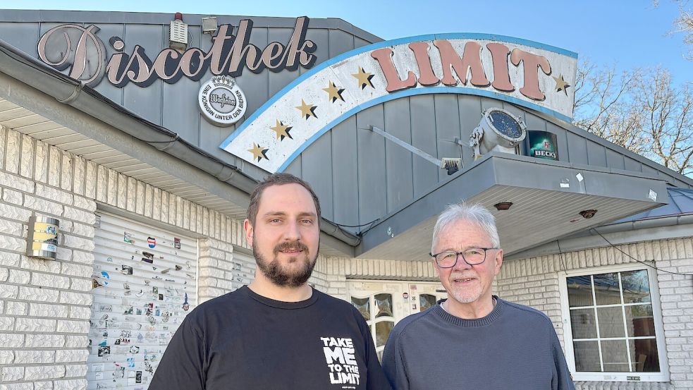 Disco-Betreiber Tim Kerkhoff (links) und Hans-Georg Füllbrunn vom Seniorenbeirat der Gemeinde Westoverledingen laden für den 17. Mai zu einer Seniorendisco ein. Foto: Carsten Ammermann