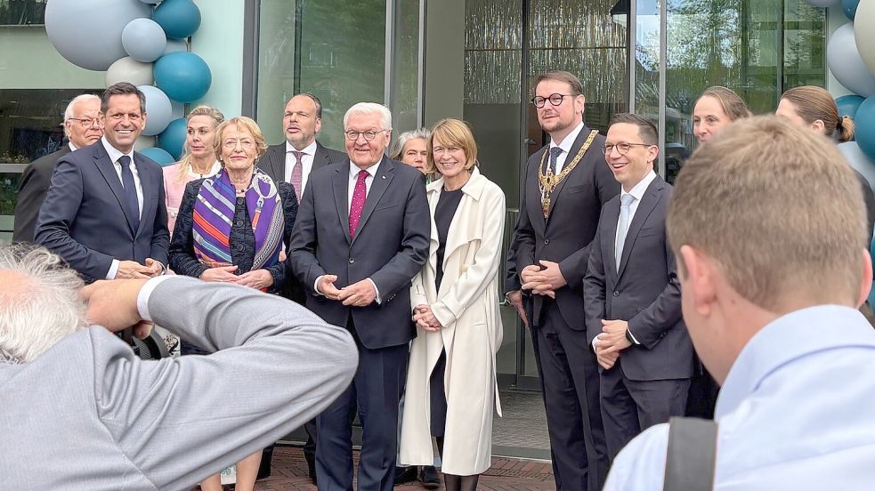 Bundespräsident Frank-Walter Steinmeier (Sechster von links) besucht die Emder Kunsthalle. Foto: Mona Hanssen