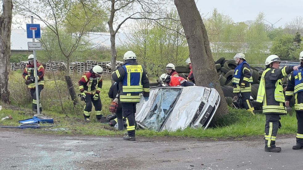 Bei der Übung waren zahlreiche Helfer im Einsatz. Foto: Freiwillige Feuerwehr Westoverledingen