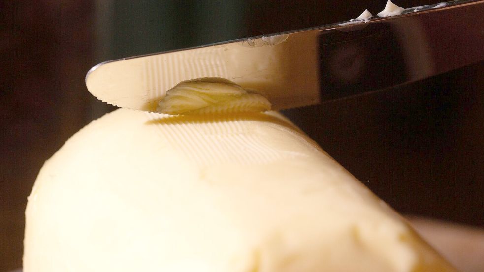 Der Butterpreis schwankt, nun wieder zugunsten der Verbraucher. (Illustration) Foto: Fernando Gutierrez-Juarez/dpa