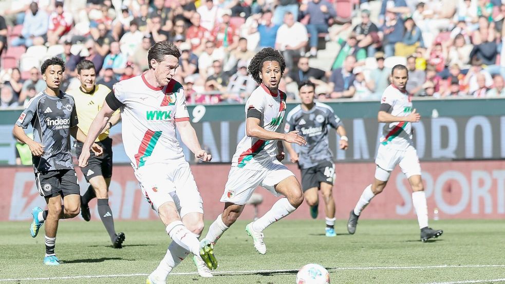 Michael Gregoritsch hat für Augsburg gefährliche Aktionen. Foto: Daniel Löb