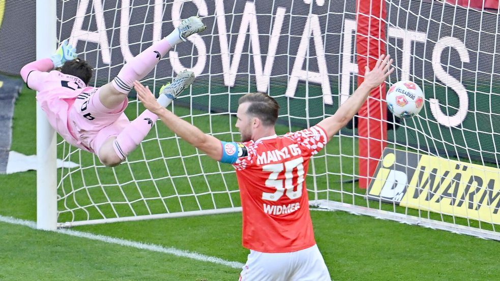 Bayern-Torwart Jonas Urbig wurde von seinen Vorderleuten öfter im Stich gelassen. Foto: Torsten Silz