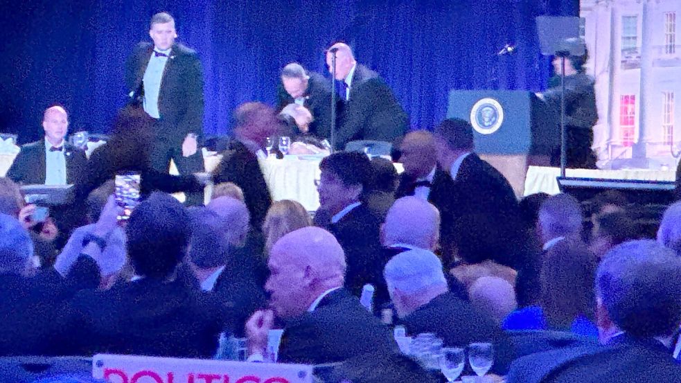 Trump wurde nach dem Vorfall bei der Abendveranstaltung evakuiert. Foto: Mark Schiefelbein