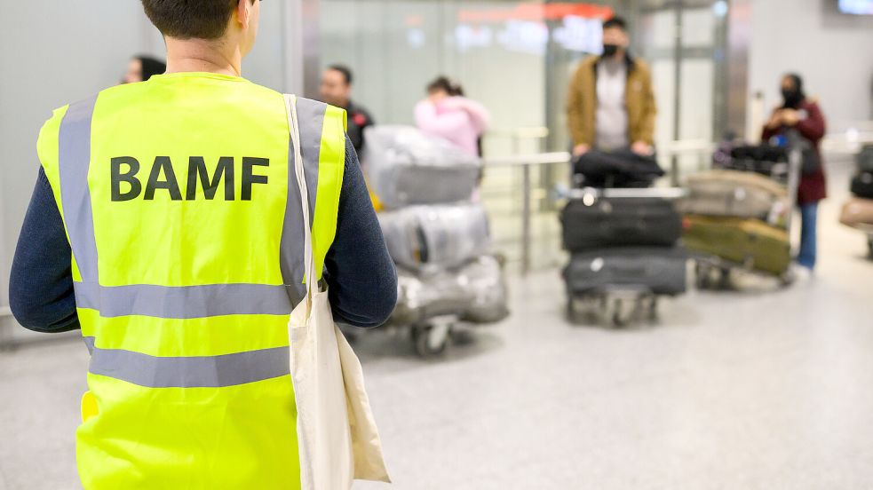 Das Bundesamt für Migration und Flüchtlinge (BAMF) – hier ein Mitarbeiter am Flughafen Hannover – ist für Flüchtlinge zuständig. Foto: Julian Stratenschulte/dpa